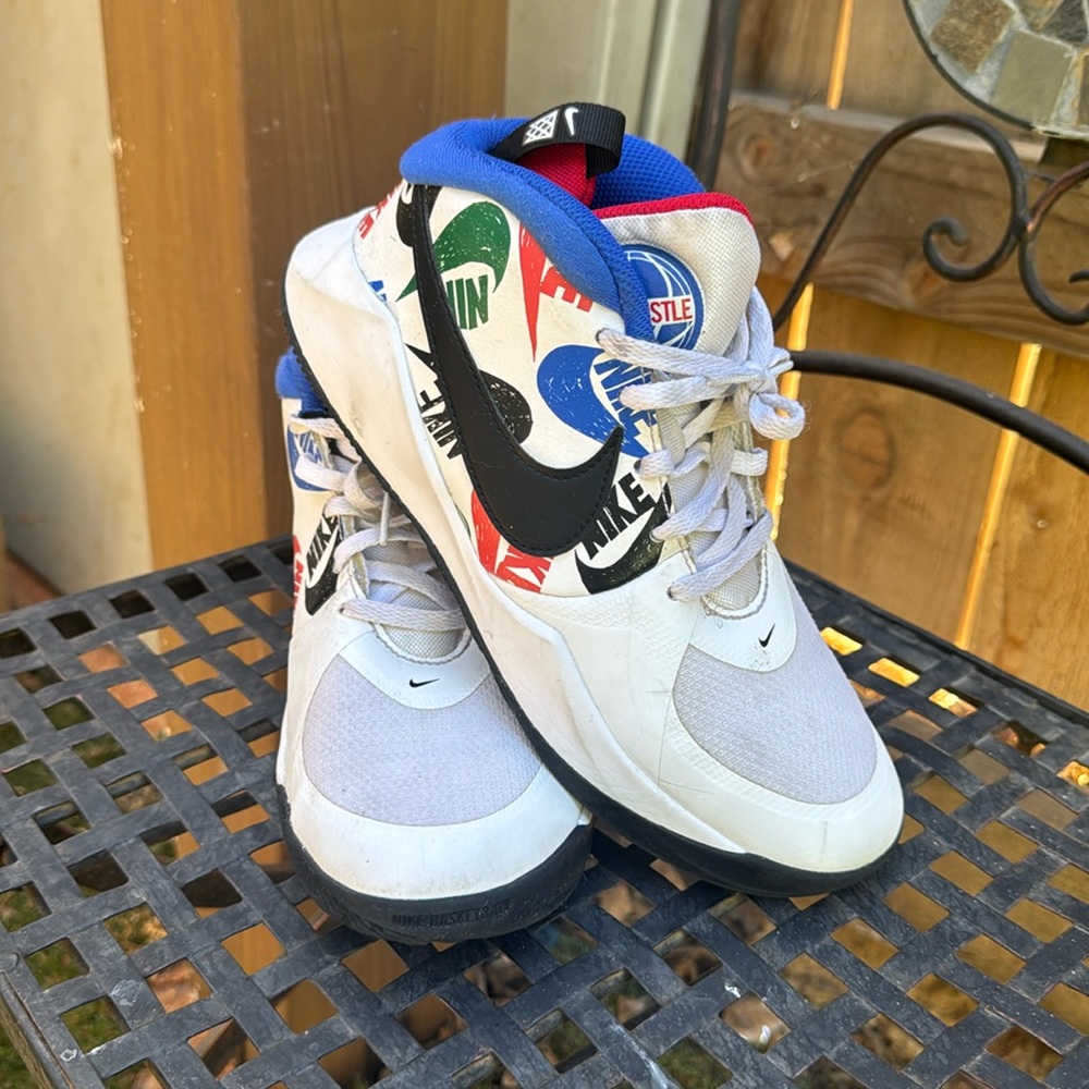 Boys Nike Team Hustle D9 (GS) size 5
